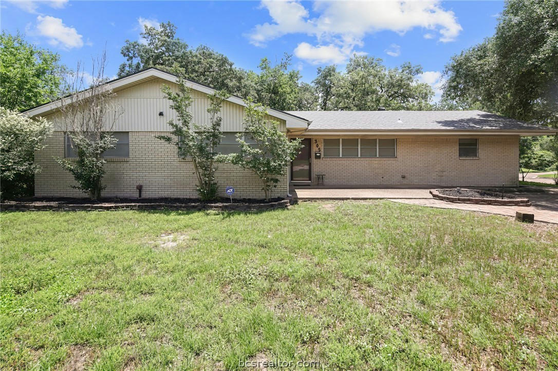 305 BROOKSIDE DR W, BRYAN, TX 77801, photo 1 of 43