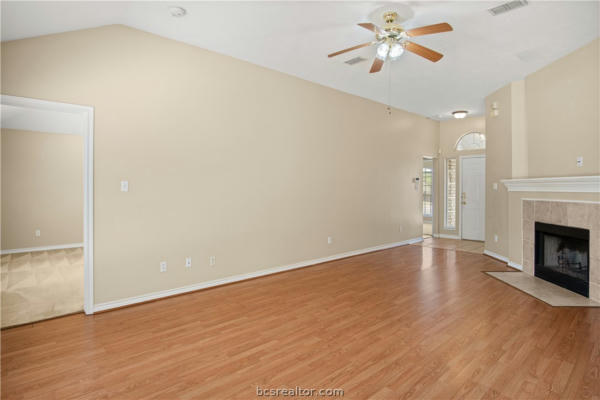 405 BRENTWOOD DR E, COLLEGE STATION, TX 77840, photo 4 of 9